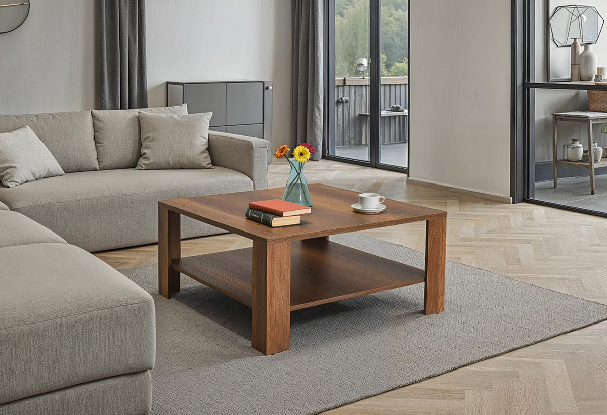 Απεικονίζονται το τραπέζι Delos στη μέση ενός σαλονιού.